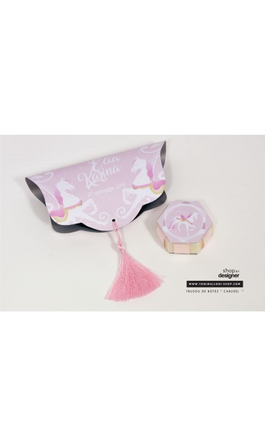 Trusou de botez elegant, brodat cu un carusel roz, Povestea Carusel 18